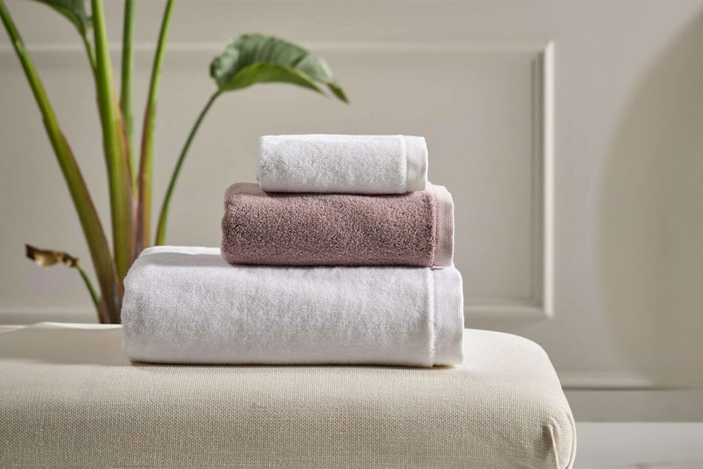 Accappatoi e Set da Bagno per Alberghi: Eleganza e Comfort per i Tuoi Ospiti